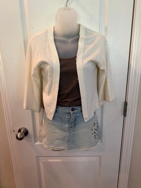 Cream/Off White Shrug Sweater
Express
Size XS